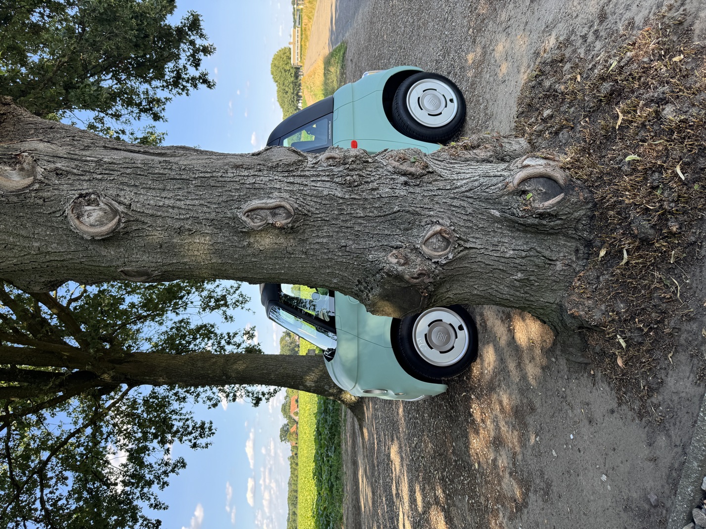 Fiat Topolino geparkeerd bij een gezellig terras in een historisch Limburgs centrum