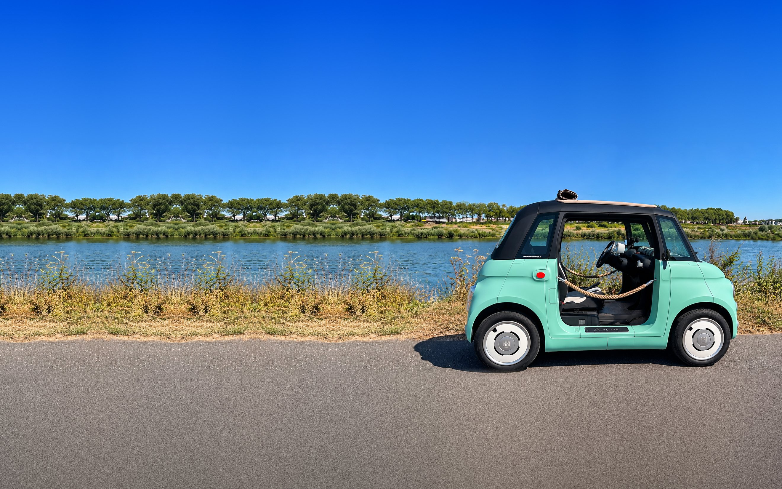 Mint Fiat Topolino Dolce Vita langs de Maas in Noord-Limburg