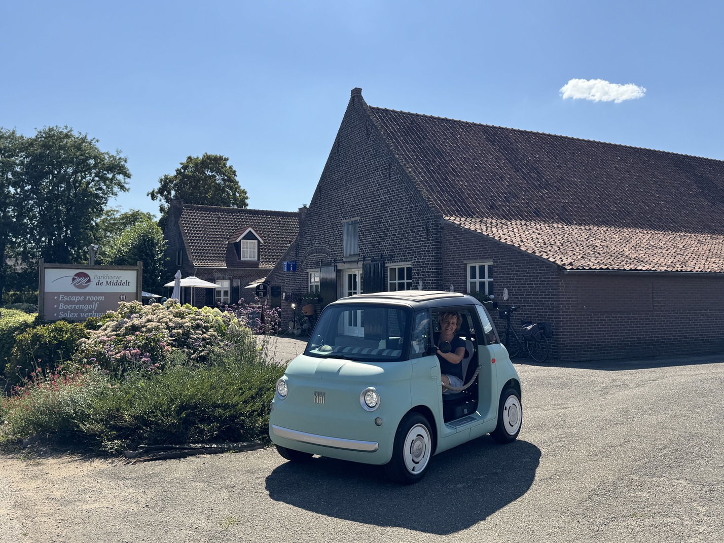 Fiat Topolino rijdt langs Parkhoeve de Middelt in Kessel