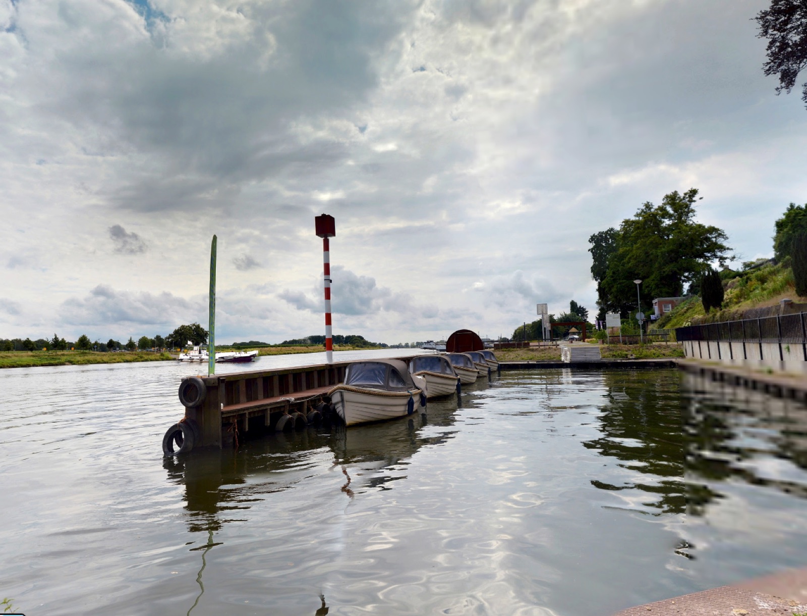 Aangemeerde bootjes bij de steiger van Passantenhaven Kessel aan de Maas
