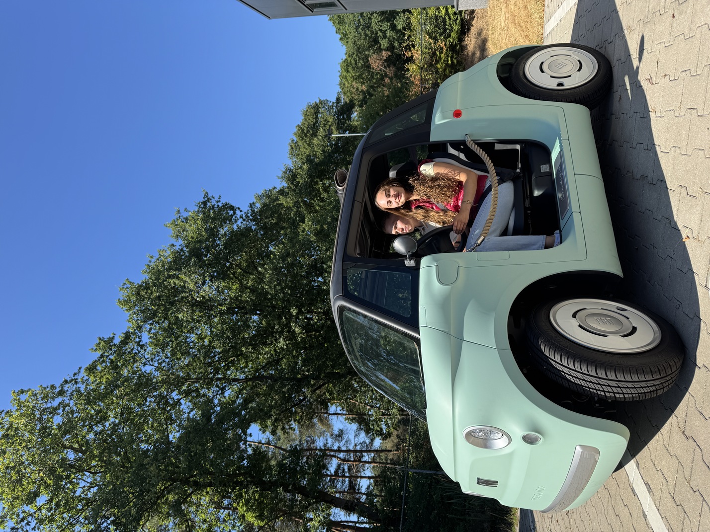 Twee vrienden genieten van een dagje uit in de Fiat Topolino in Venlo