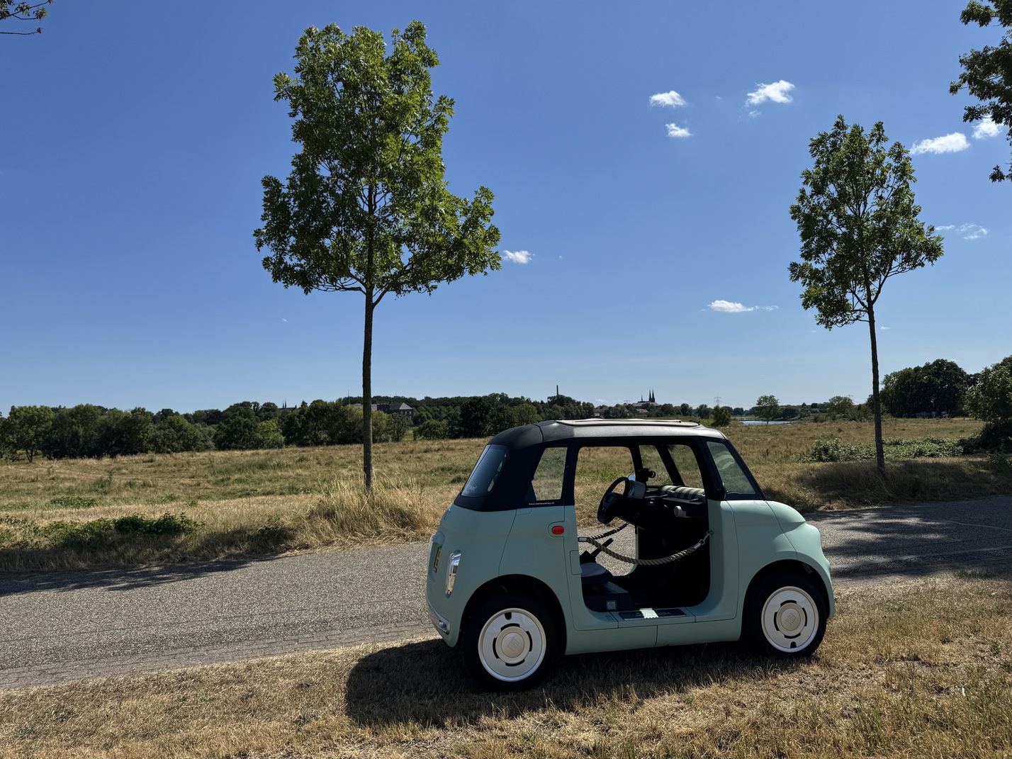 Even pauze tijdens het rustige dagje uit op landweggetje bij Venlo met de skyline van Tegelen en Steyl op de achtergrond