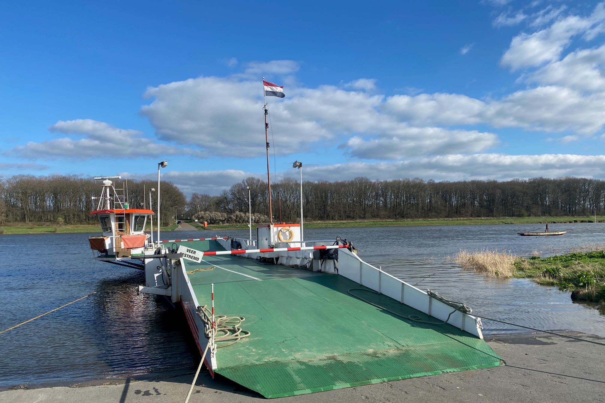 Veerpont over de Maas op de Kasteeltuinen-route in Noord-Limburg