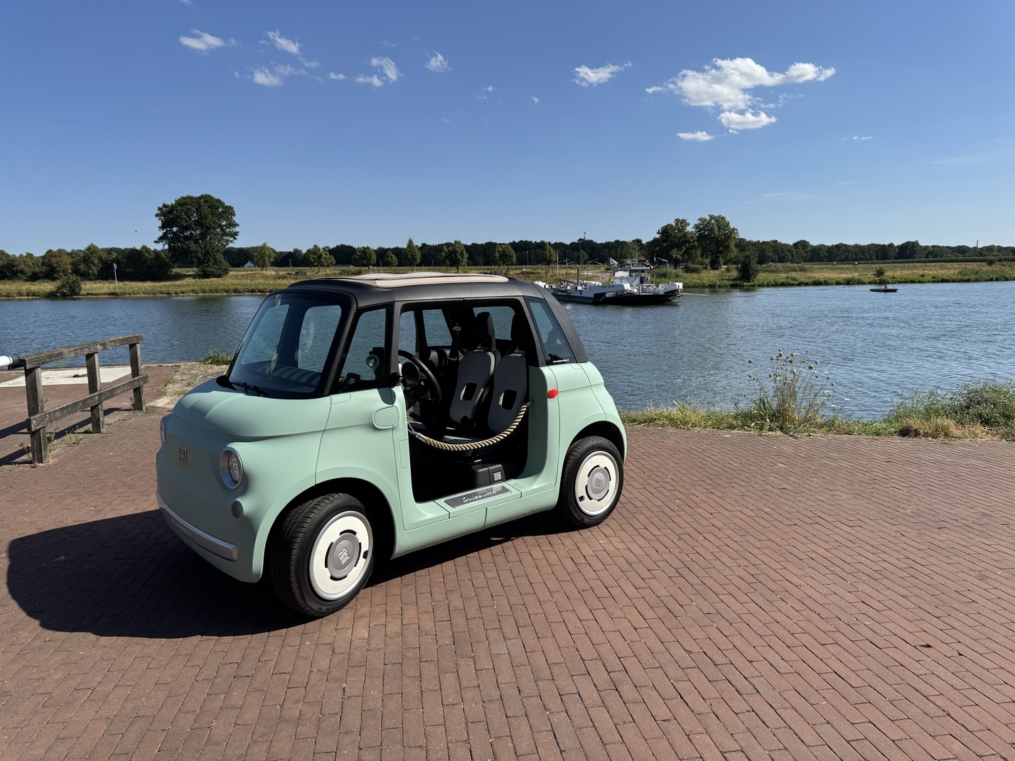 Fiat Topolino aan de Maasoever bij het veerpont in Kessel
