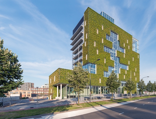 Het iconische nieuwe gemeentekantoor van Venlo met duurzame groene plantengevel