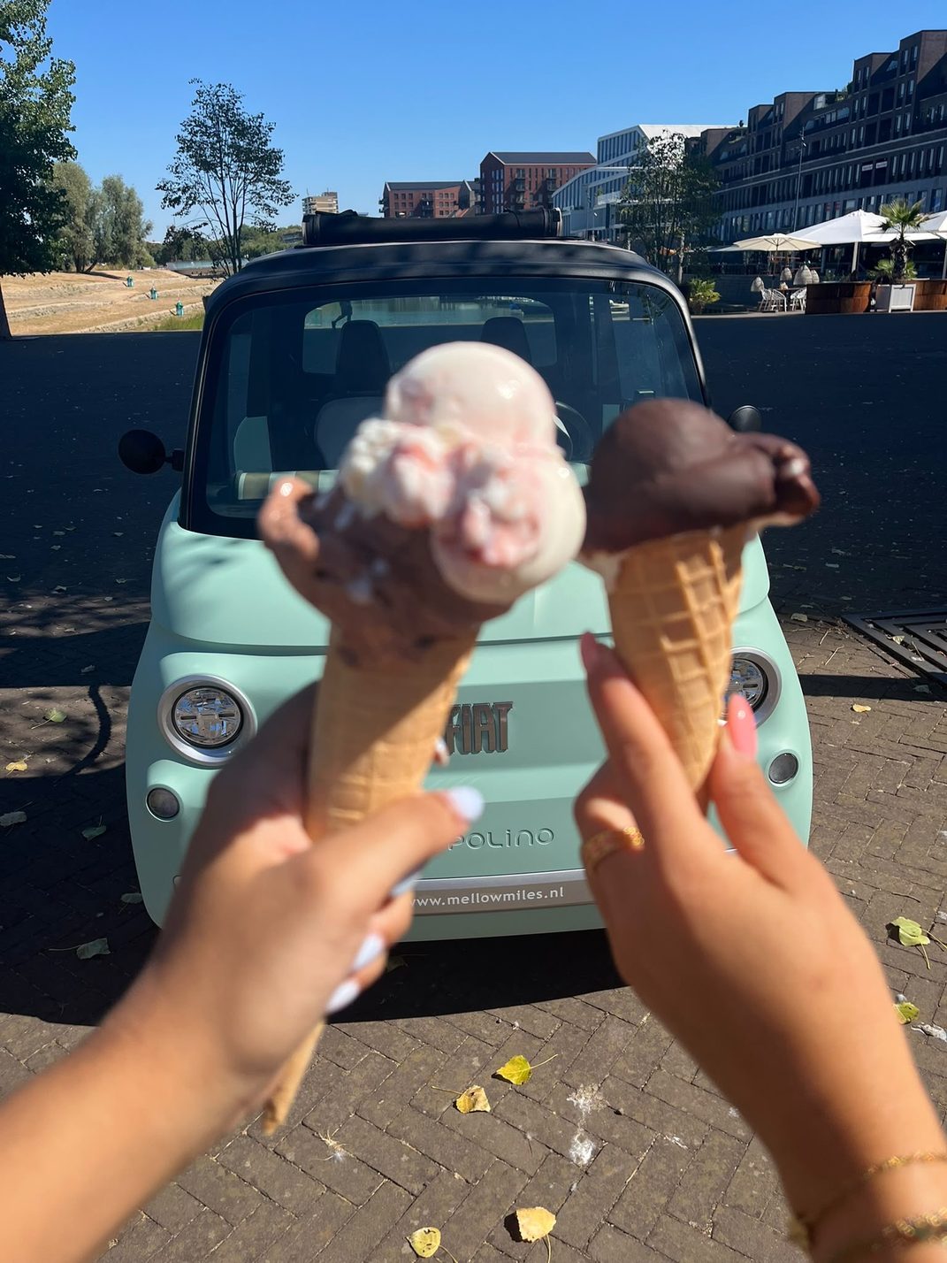 Twee ijsjes voor de Fiat Topolino aan de Maasboulevard in Venlo