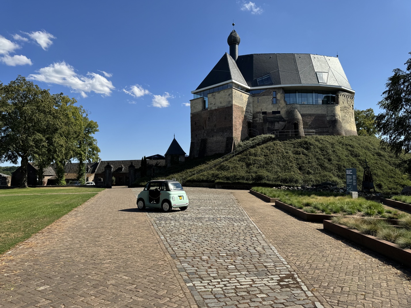 Bijna verplicht stoppunt op de kasteelroute in Kessel: het imposante kasteel de Keverberg bekijken met een ijsje van Clevers