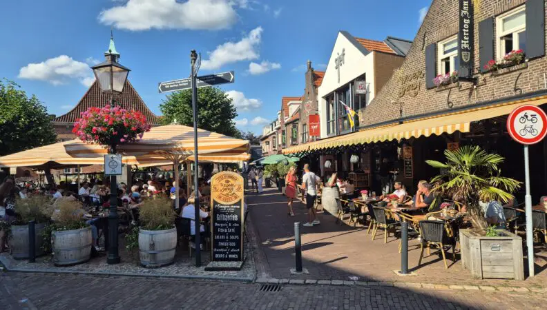 Gezellig terras in het sfeervolle dorpscentrum van Arcen na een bezoek aan de Kasteeltuinen
