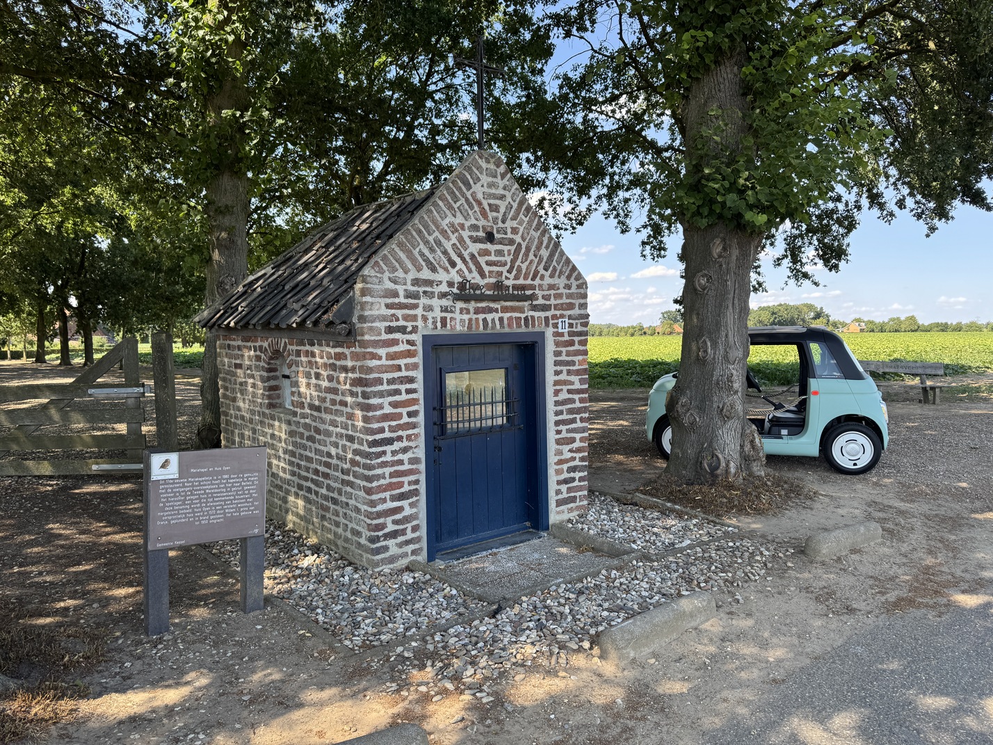 Tijdens het leuke ritje en dagje uit met de Topolino zijn er genoeg mooie plekjes om te bekijken, zoals dat kapelletje dichtbij de Maas in Kessel