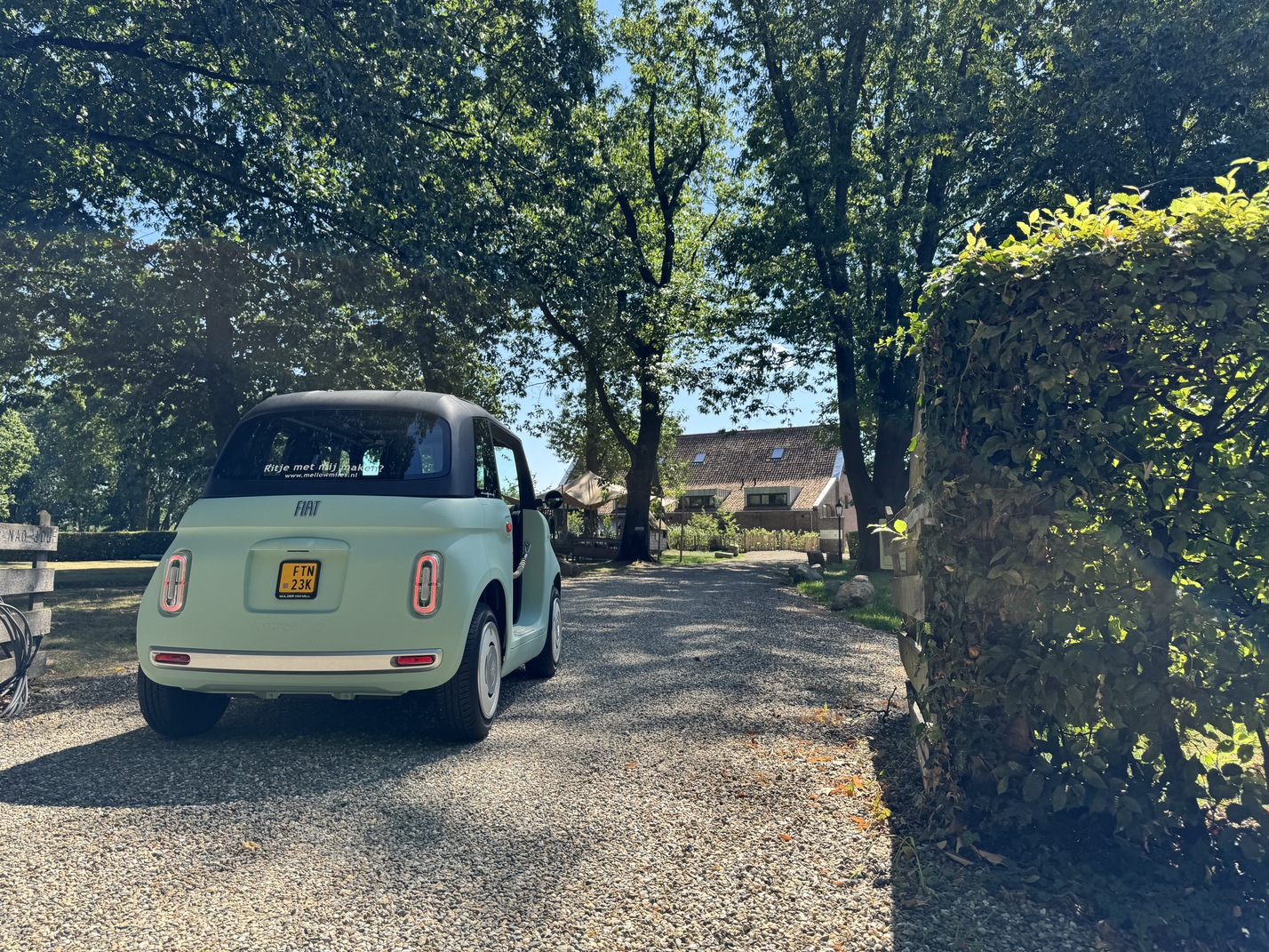 Rustige boomgaard in Baarlo, perfect voor rust en een picknick met een Topolino