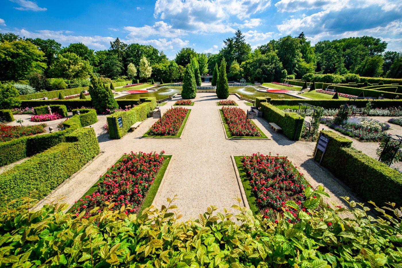 Formele siertuin met rozenperken en fonteinen in de Kasteeltuinen Arcen