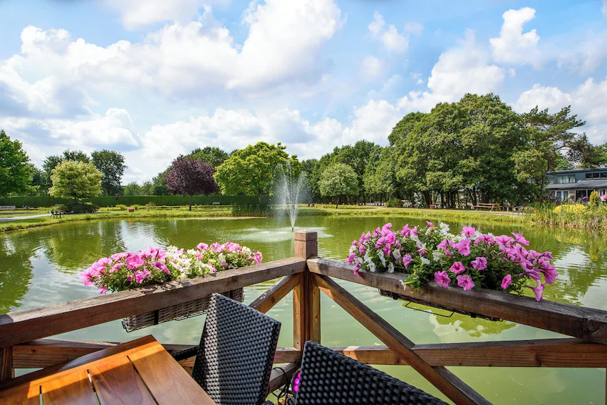 Sfeervol terras aan de vijver met fontein bij Maashof, ideale pauzeplek op de Maasroute