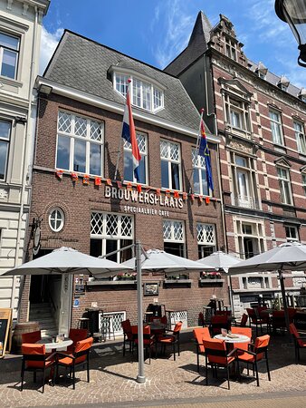 Terras van Grand Café Brouwersplaats, speciaalbiercafé in het centrum van Venlo