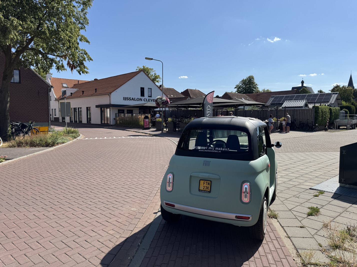Fiat Topolino bij IJssalon Clevers voor een verfrissend ijsje tijdens de rit