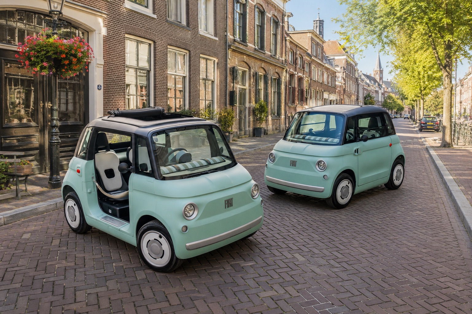 Twee Fiat Topolino's geparkeerd op een historische straat in Venlo