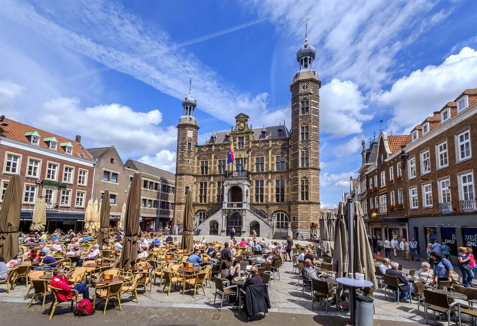 Druk terras op de Grote Markt in Venlo met het historische stadhuis, op de Venlo City Center-route